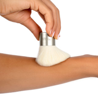 Dolce Glow Kabuki Brush in action