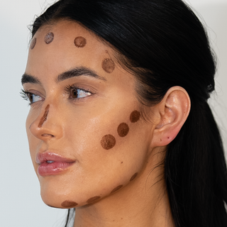 
  
    Dolce Glow Gimme More Contour – Application Technique 
  
