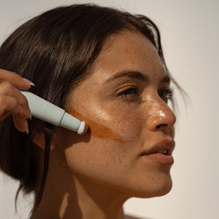 
  
    Dolce Glow contour makeup look on a model
  
