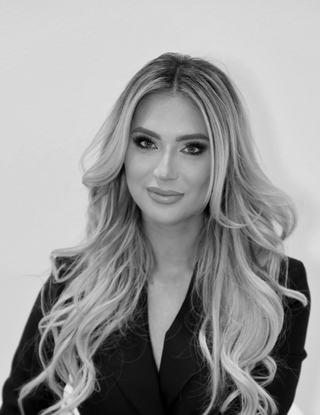 Isabel Alysa, business coach and celebrity spray tan artist